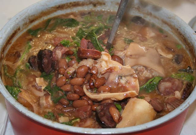 economizando de cozinha ao preparar feijoada portuguesa